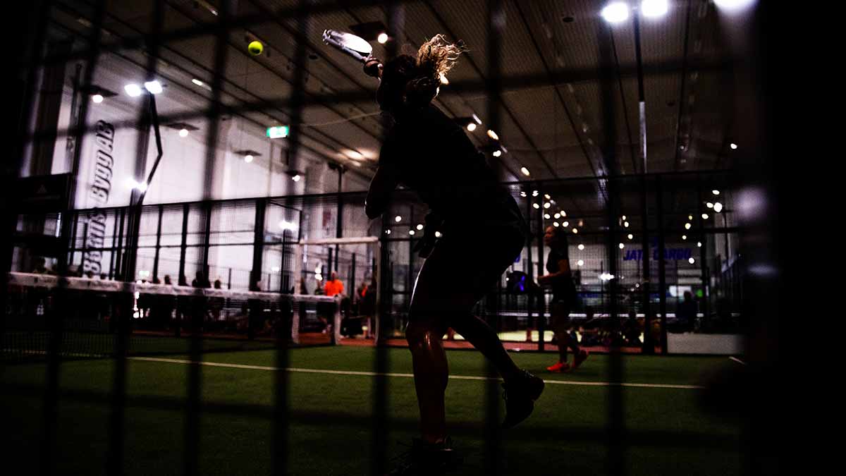 Padelbanor tvingas stänga om kvällarna: “Man ska ju kunna sitta ute och grilla”